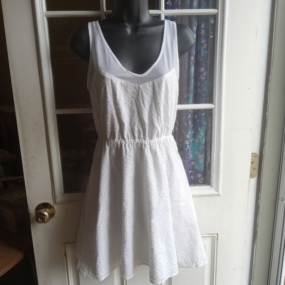 Elegant White Sleeveless Dress
